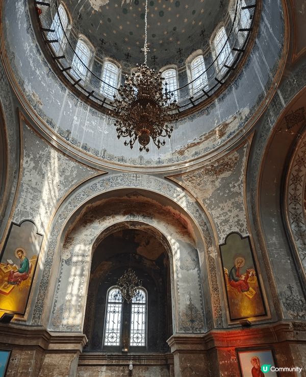 行入中央大街，石板路凹凸有韻，兩旁歐式建築似翻開百年畫卷。黃...