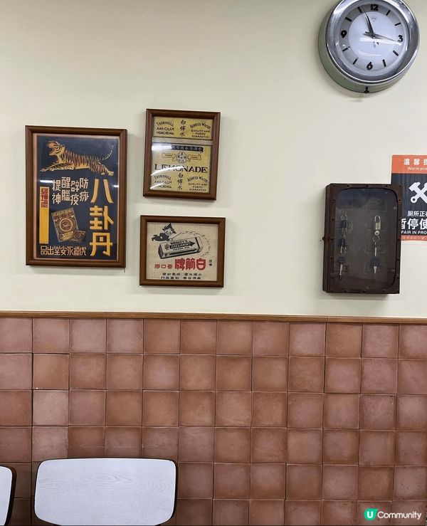 🍽️保頓冰室位於香港尖沙咀，是一間傳統的港式冰室，專注於呈現...