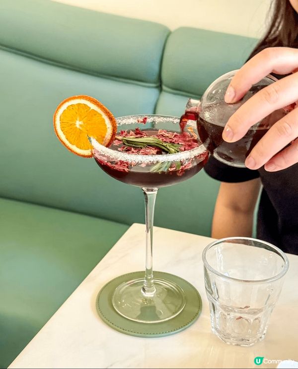 今日快閃澳門citywalk，在街頭被一間白色小店吸引住🤩，...