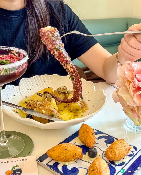 今日快閃澳門citywalk，在街頭被一間白色小店吸引住🤩，...