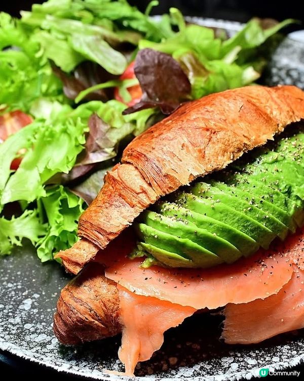 Chill at One Half Story Cafe~