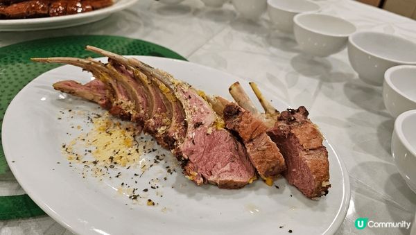 大家聚首一堂吃午餐， 可以自己寫餐單大廚拍板， 簡單美味豐富...