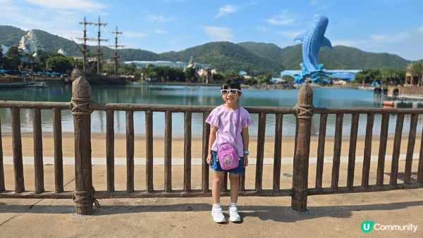 一家人到珠海海洋王國遊玩，睇表演、