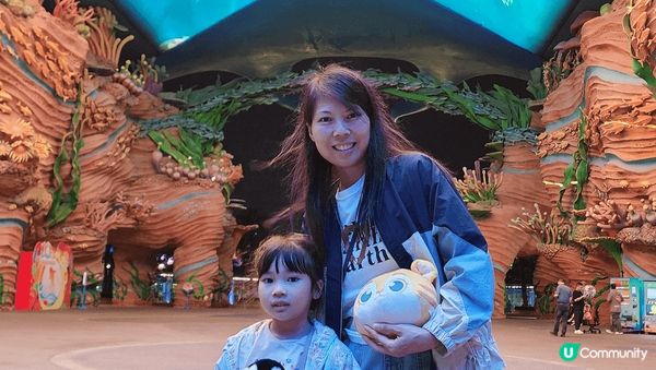 一家人到珠海海洋王國遊玩，睇表演、