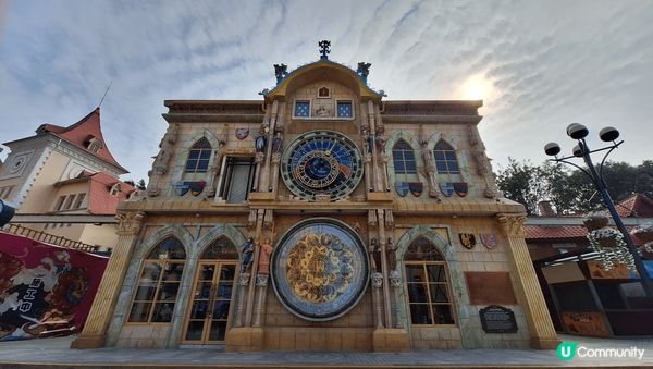 這個地方是深圳‘’世界之窗‘’外的梅拉尼亞小鎮，是一個妨歐陸...