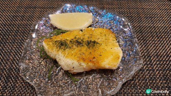 第一幅係香煎銀雪魚，口表面煎香，內裏軟滑，第二幅係炸脆米粉加...