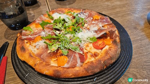 第一次去啟德， 由地鐵站出閘就到了商場。 人多，狗也多......