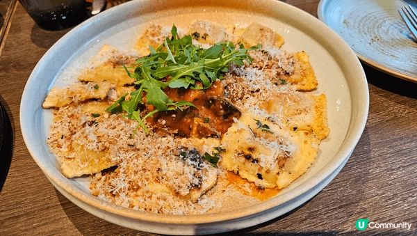 第一次去啟德， 由地鐵站出閘就到了商場。 人多，狗也多......