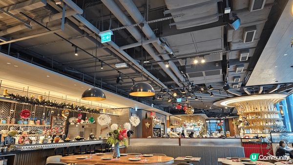 第一次去啟德， 由地鐵站出閘就到了商場。 人多，狗也多......