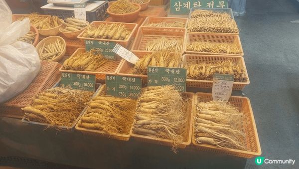 首爾祭基洞的藥令市場，除了人参外，還有新鮮水果，鮮肉，蔬菜，...