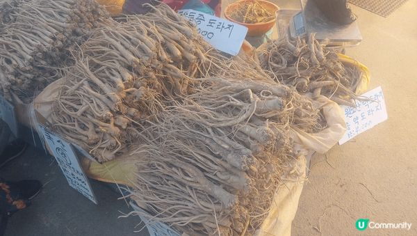 首爾祭基洞的藥令市場，除了人参外，還有新鮮水果，鮮肉，蔬菜，...