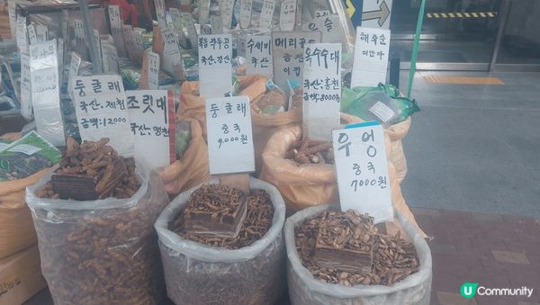 首爾祭基洞的藥令市場，除了人参外，還有新鮮水果，鮮肉，蔬菜，...