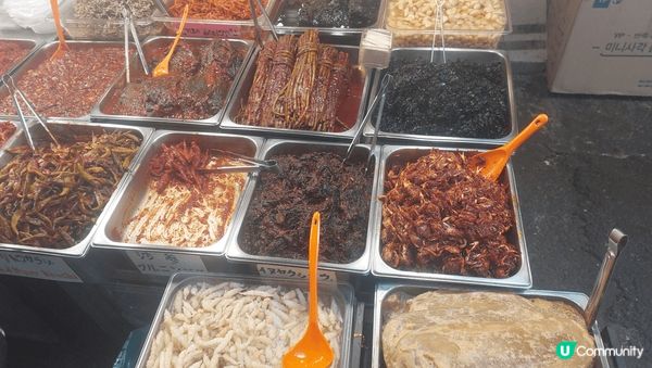 首爾祭基洞的藥令市場，除了人参外，還有新鮮水果，鮮肉，蔬菜，...