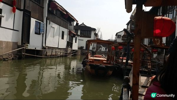 上海東方明珠塔及城皇廟附近街道