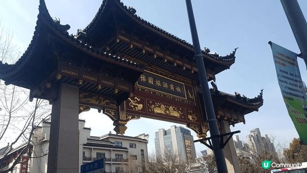 上海東方明珠塔及城皇廟附近街道