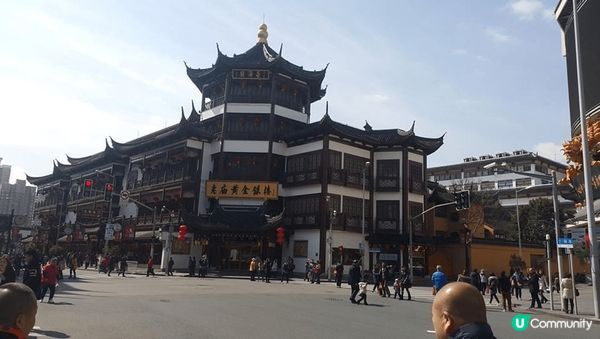 上海東方明珠塔及城皇廟附近街道