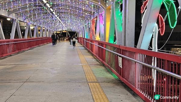 在荃灣嘅鬧市之中，也有一片淨土， 行過路過的可以欣賞聖誕燈飾...