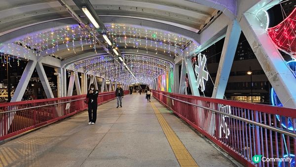 在荃灣嘅鬧市之中，也有一片淨土， 行過路過的可以欣賞聖誕燈飾...