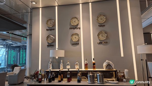 曼谷機埸的lounge,食物種類非常多，又有多種罐裝飲品，又...