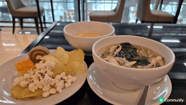 曼谷機埸的lounge,食物種類非常多，又有多種罐裝飲品，又...