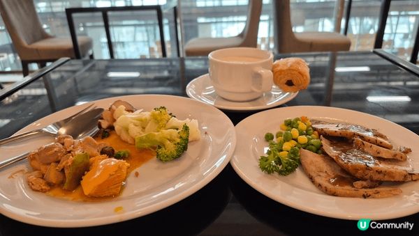 曼谷機埸的lounge,食物種類非常多，又有多種罐裝飲品，又...