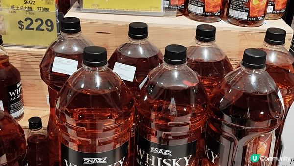 紅磡的焦糖乳酪布甸炸雞配味噌肉蒸飯。仲有海鹽雪糕冬甩。好特別...