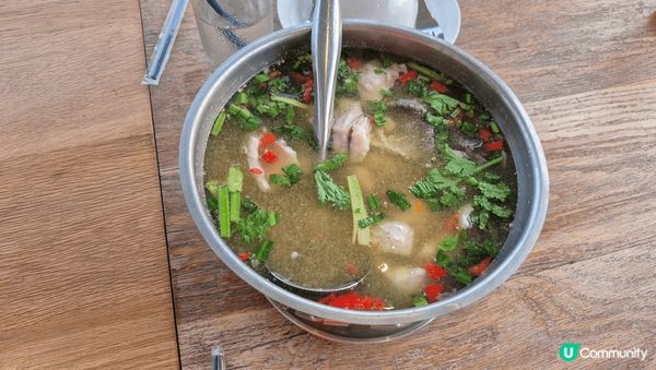 曼谷海邊的餐廳，有正宗泰式海鮮，由於是軍部，無咁多遊客。無得...