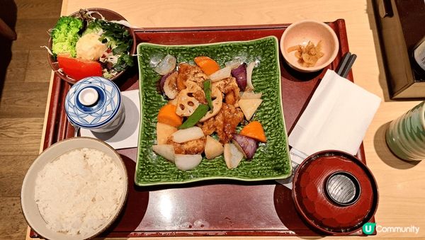 銅鑼灣大戶屋的黑醋雞肉野菜定食，幾乎每次都點這一道 😆 很好...