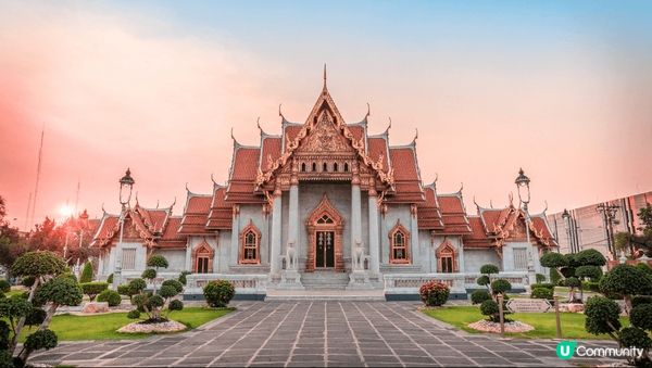 雲石寺主殿對稱類似西方教堂的格局，加上哥德式風格的彩色玻璃窗...