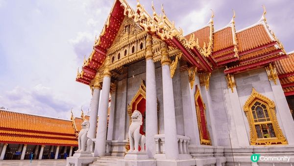 雲石寺主殿對稱類似西方教堂的格局，加上哥德式風格的彩色玻璃窗...