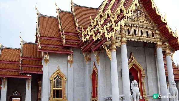 雲石寺主殿對稱類似西方教堂的格局，加上哥德式風格的彩色玻璃窗...