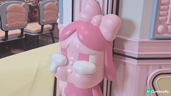 位於曼谷ICONISM商場7樓的Popmart Cafe。