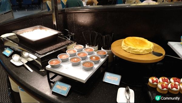 全部都係迪士尼酒店自助餐的甜品，外形非常吸引，味道不錯