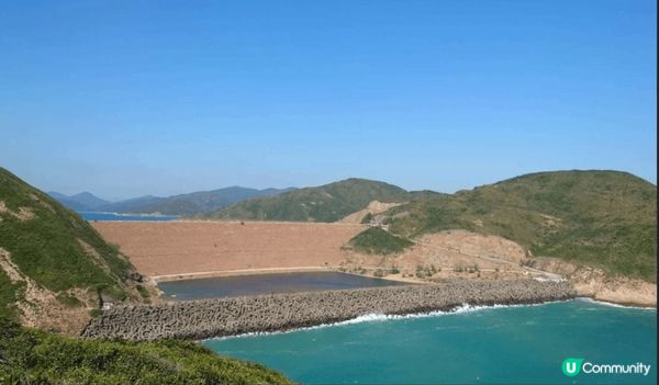 位於香港地質公園內的萬宜水庫東壩破邊洲六角形岩柱好有代表性，...