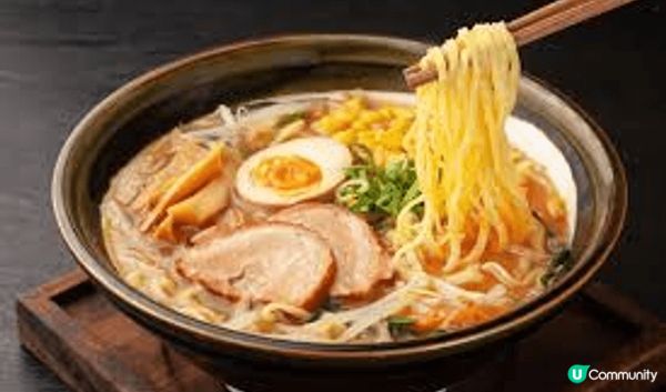 札幌拉麵以味噌湯底聞名，濃郁香醇，搭配彈牙麵條和豐富配料，是...