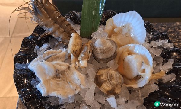 Japanese seafood and sashimi i...