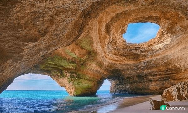 葡萄牙卡米路海灘擁有由庇護海灘的岩石峭壁在海浪的拍打下形成一...