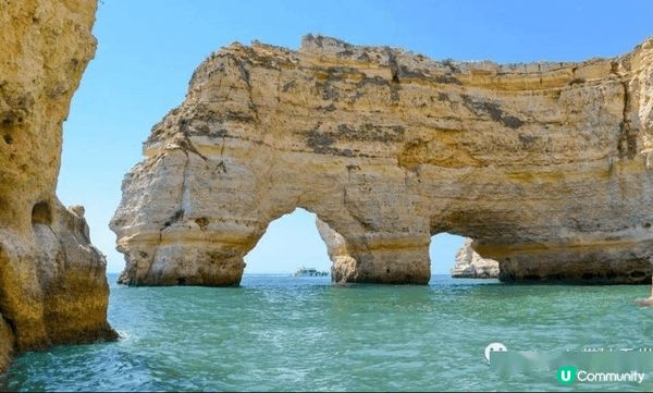 葡萄牙卡米路海灘擁有由庇護海灘的岩石峭壁在海浪的拍打下形成一...