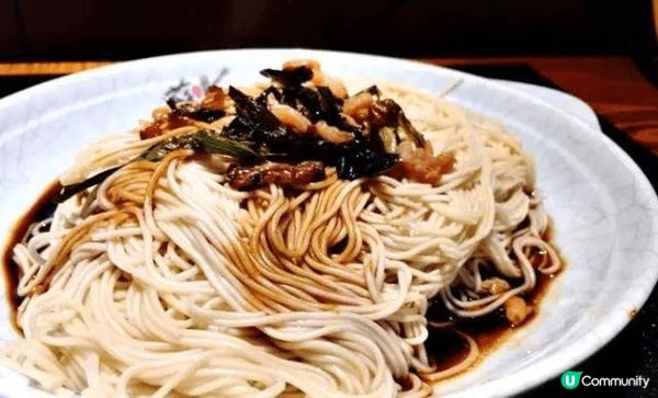 上海餐館的美食，包括葱油拌面和上海粗麵。