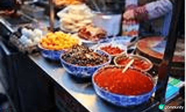 上海餐館的美食，包括葱油拌面和上海粗麵。