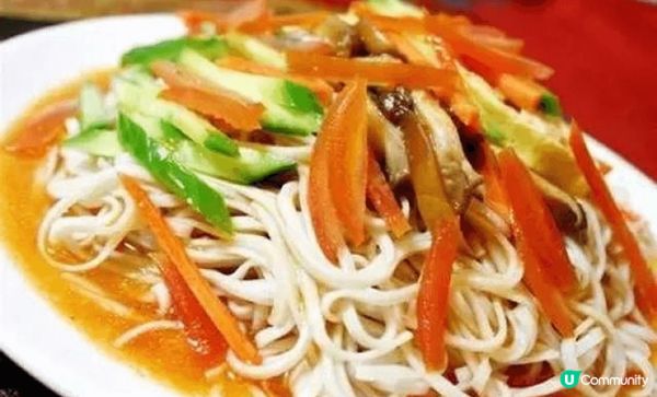 上海餐館的美食，包括葱油拌面和上海粗麵。