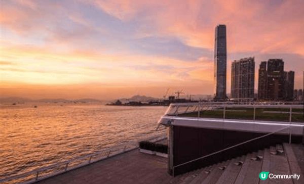 坐擁270度維港景色，欣賞香港日落晚霞嘅最佳位置，三面環海，...