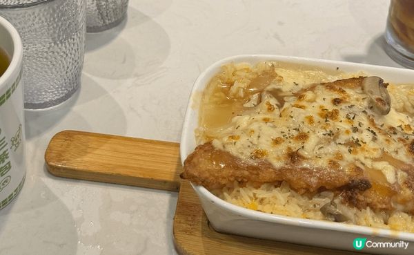香港美食包括冰室的魚柳焗飯，非常好味，魚柳非常香濃，而且有中...