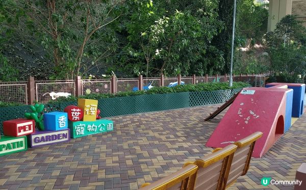 黃竹坑香葉道有一條污水明渠，從前會散發臭味，隨著港鐵南港島線...