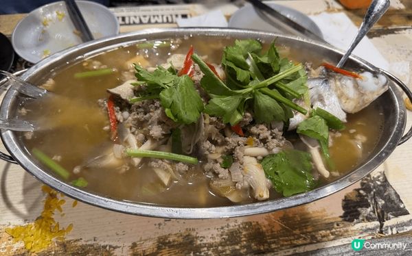 這家是位於銅鑼灣百樂中心的泰式料理，本來是想試一下最出名的火...