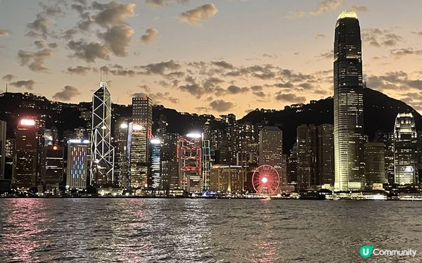 山頂係香港最代表性既一個地方, 而海洋公園係香港人都會去既一...