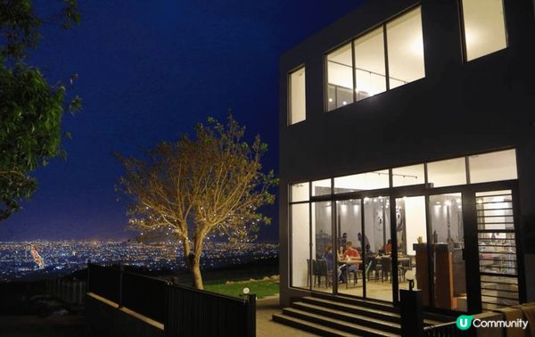 鹿雅森林位於台中沙鹿嘅夜景咖啡店，座落響山層嘅玻璃屋，夜晚點...