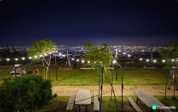 鹿雅森林位於台中沙鹿嘅夜景咖啡店，座落響山層嘅玻璃屋，夜晚點...