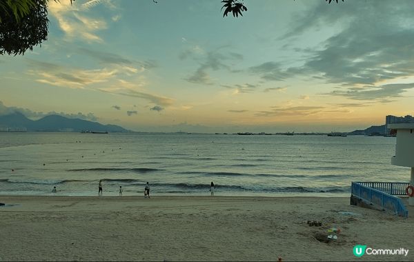 去黃金海岸打卡。夏天要同陽光玩遊戲。這海灘好大。看日落玩水食...