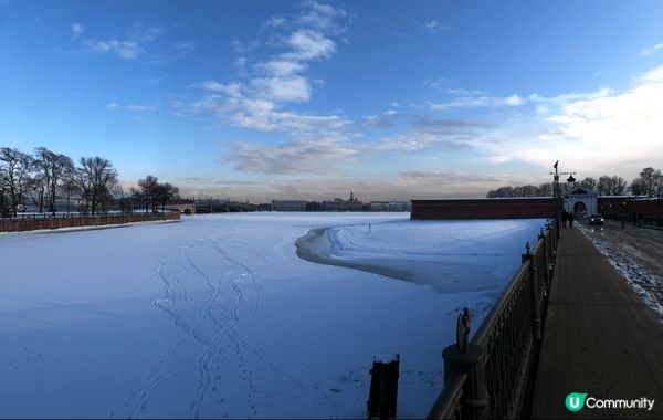 係聖彼得堡的雪景如同一幅夢幻的畫卷，白雪覆蓋著宏偉的建築和寧...